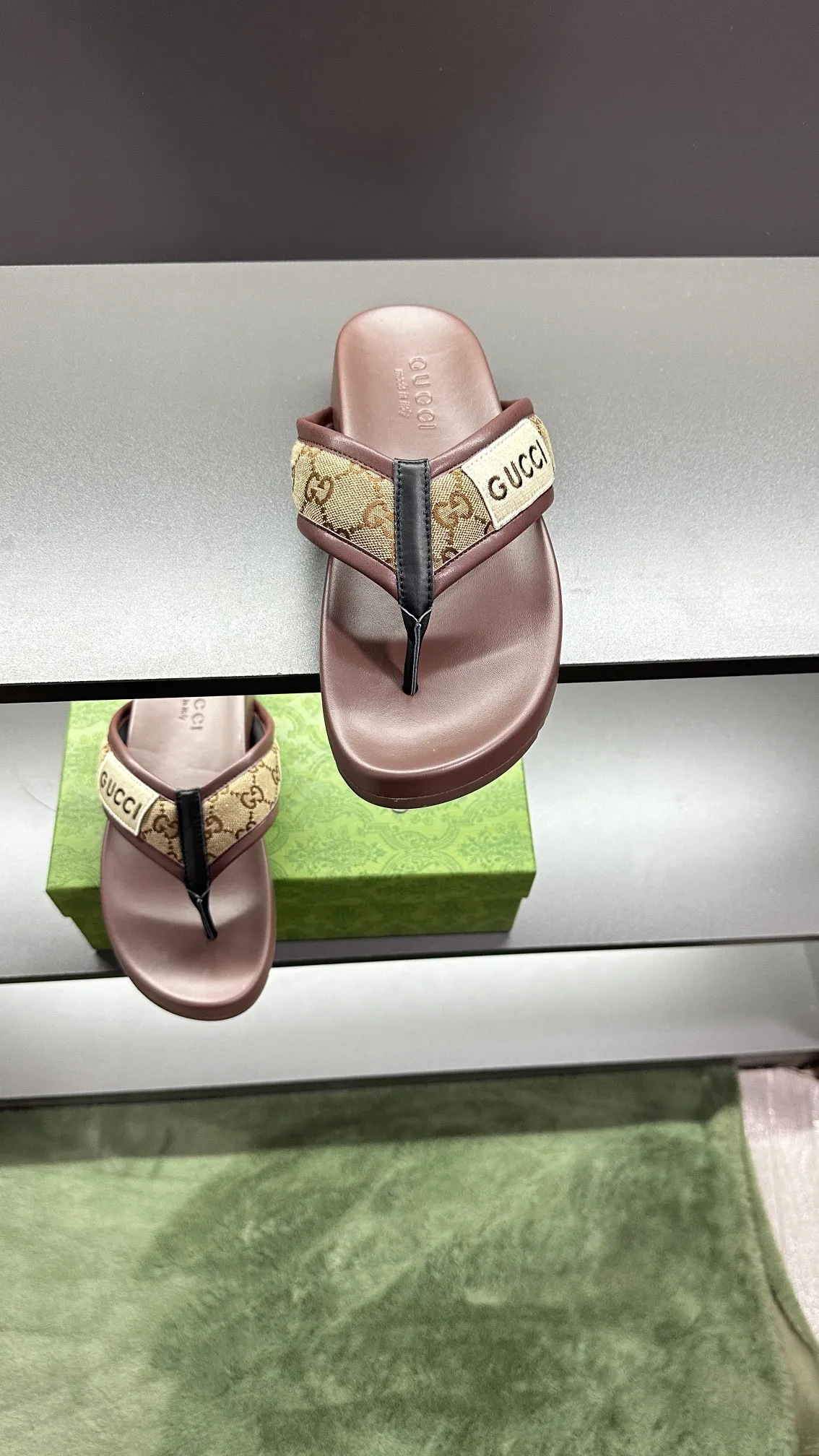 [G Family Couple Style] P: 300💰Female size 36~40 Men's size 39~45, (46. Custom-made Unisex GG slippers This slipper is made of GG polyester fiber and is decorated with a Gucci label on the front, adding a striking logo feel to the style. Beige GG recycled polyester fiber Unisex leather trim "Gucci Made in Italy" embroidered label Rubber sole Flat Made in Italy